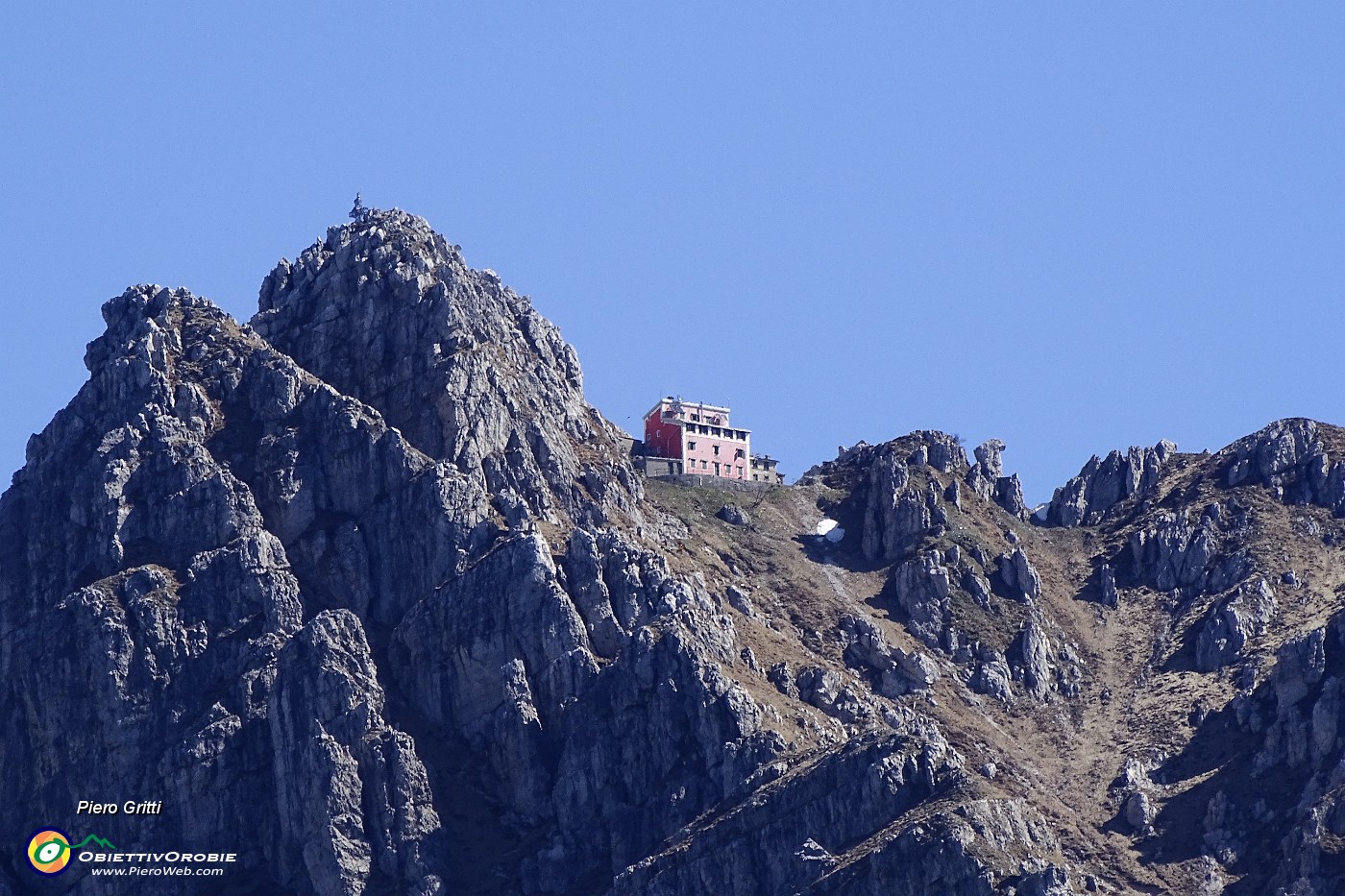 16 Zoom sul Rifugio Azzoni.JPG